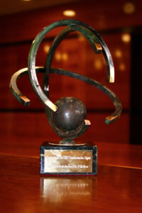 Imagen del trofeo @asLAN recibido por Ibermutua.
