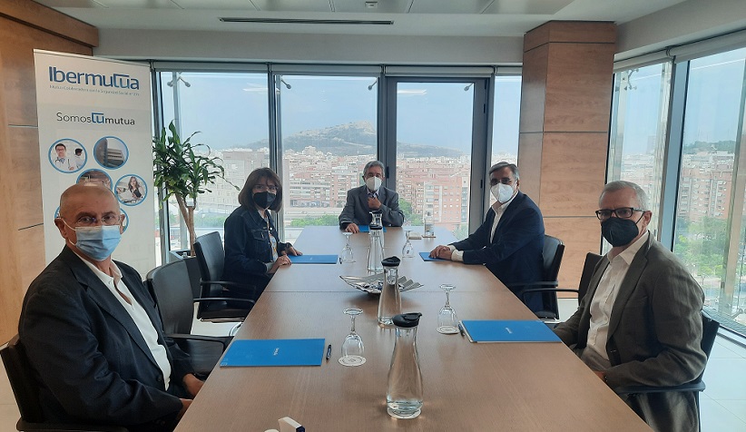 La rectora de la Universidad de Alicante visita las instalaciones de Ibermutua
