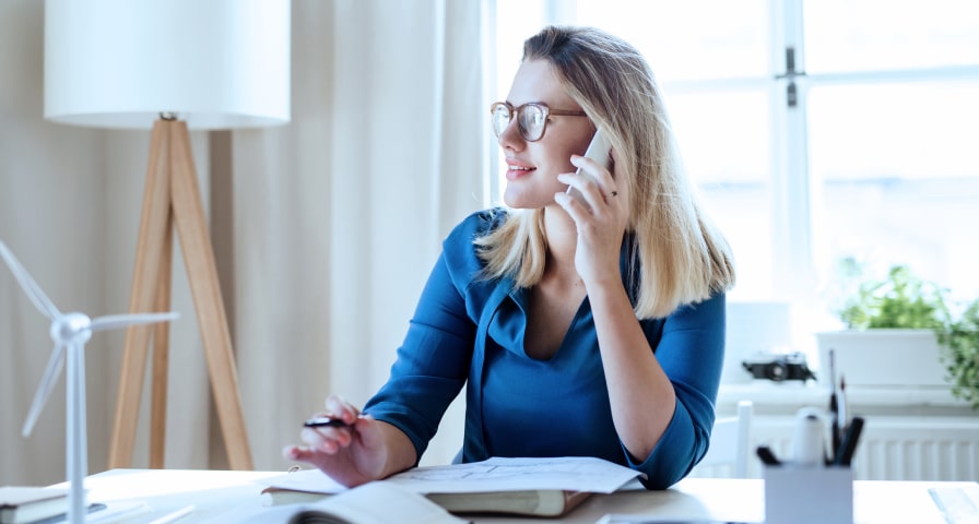 hablando por telefono