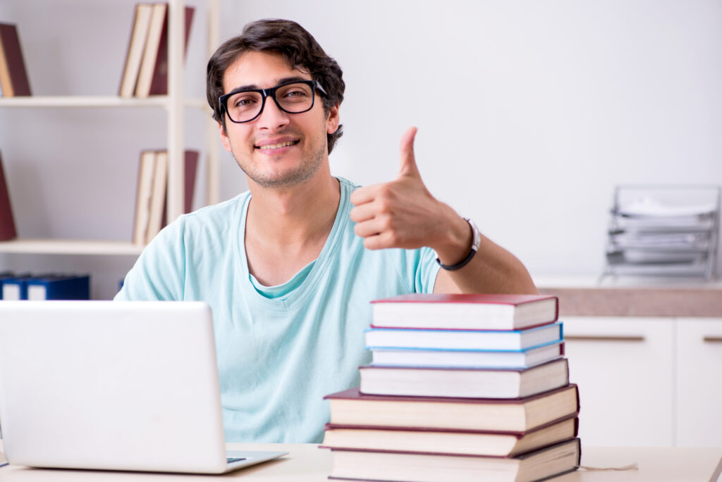 Hombre sonriendo con el pulgar arriba