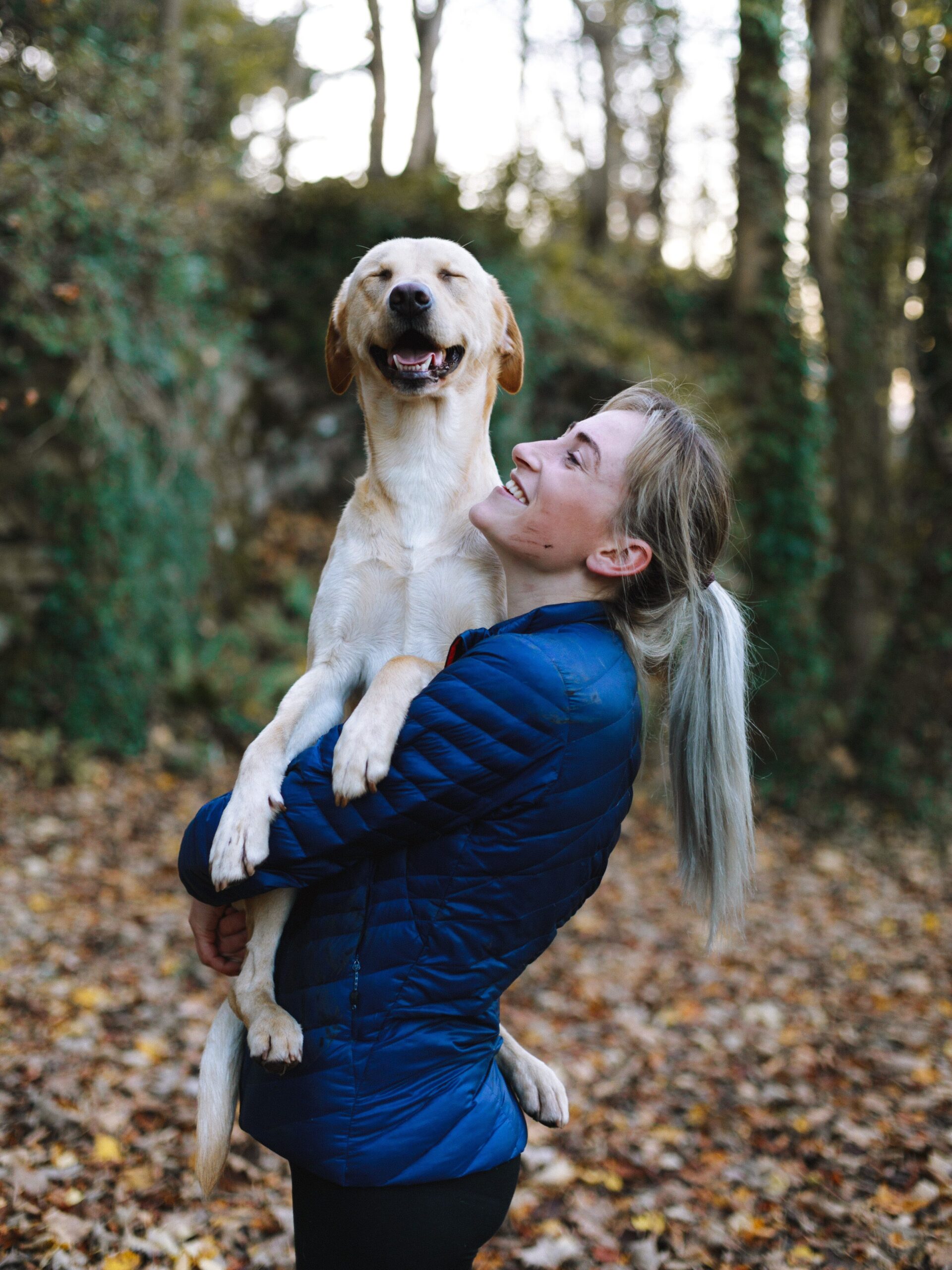 Foto de una mujer cogiendo un perro, ambos felices