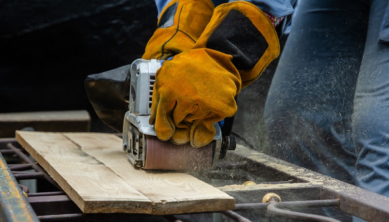 Imagen de carpintero trabajando la madera